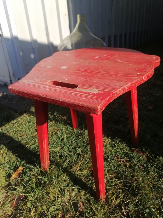 taboret  czerwony   drewniany  z  prl