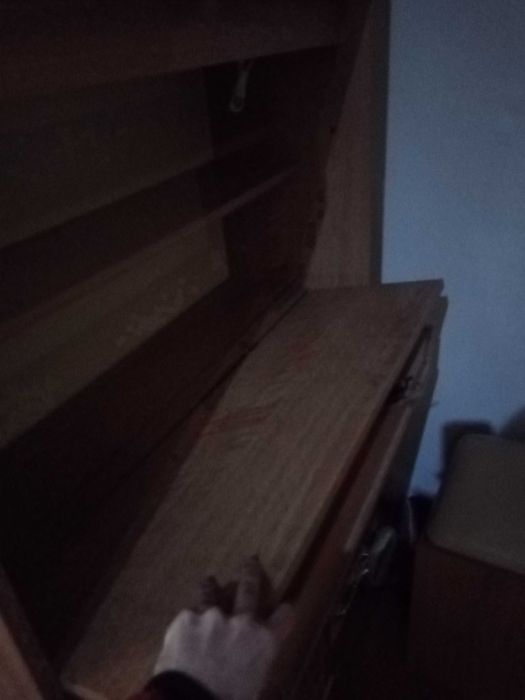Estante com prateleiras e gavetas