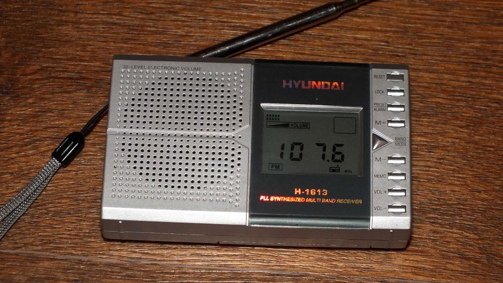 Компактный радиоприёмник с часами Hyundai H-1613 / FM 64-108 MHz