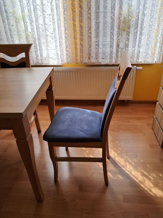 Narożnik, stół i 6 krzeseł