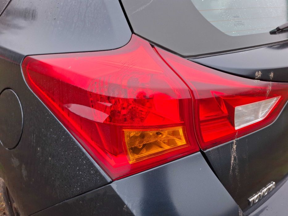 Toyota auris 2 hb hatchback lampa lewa tyl zwykla tylna
