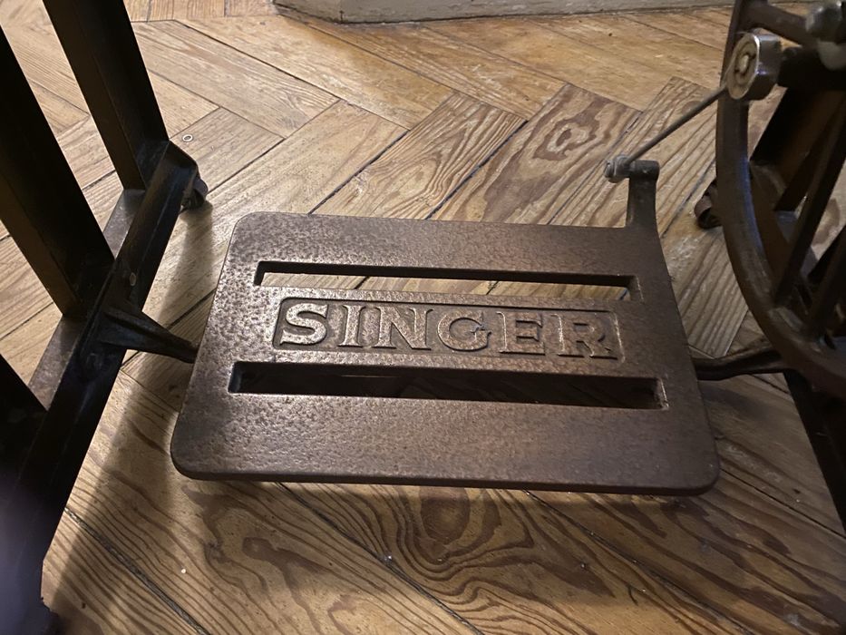 Máquina de Costura Singer 457 com móvel e pedal original