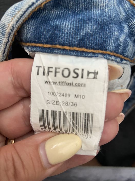 Calcao de ganga com rasgoes muito atuais