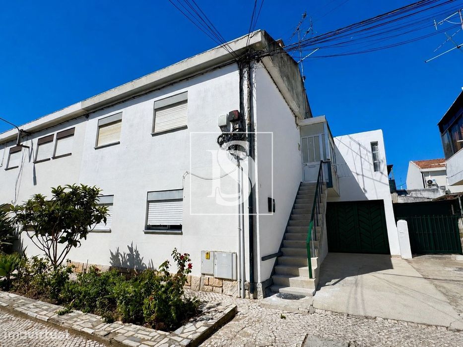 Apartamento T3 no Entroncamento | 1.º Andar de Moradia com Garagem