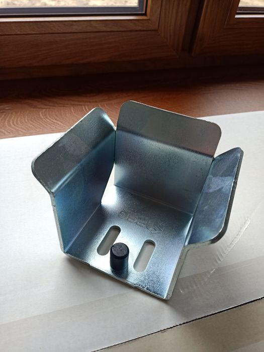 Uchwyt najazdowy do bramy przesuwnej