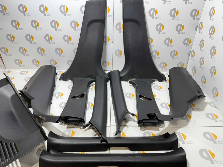 Plásticos Interiores colunas e mala Toyota Aygo X 2022