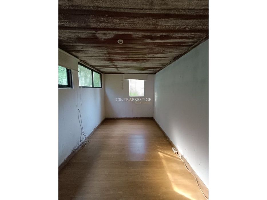 Casa implantada em terreno de 2200 m2 em pleno Pinhal de Colares