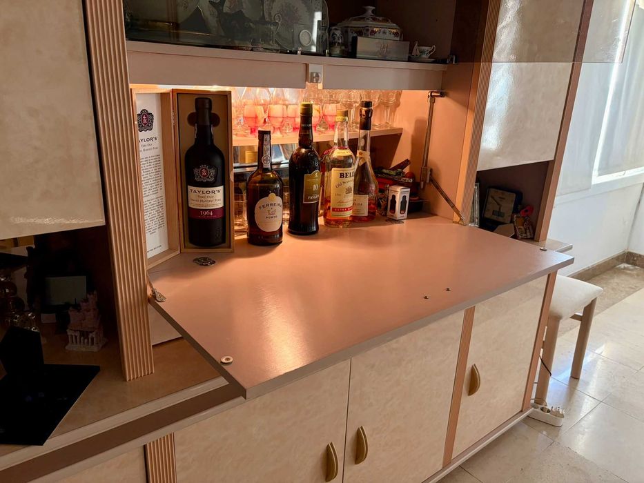 Conjunto Sala: Mesa + 6x Cadeiras + Cristaleira + Aparador