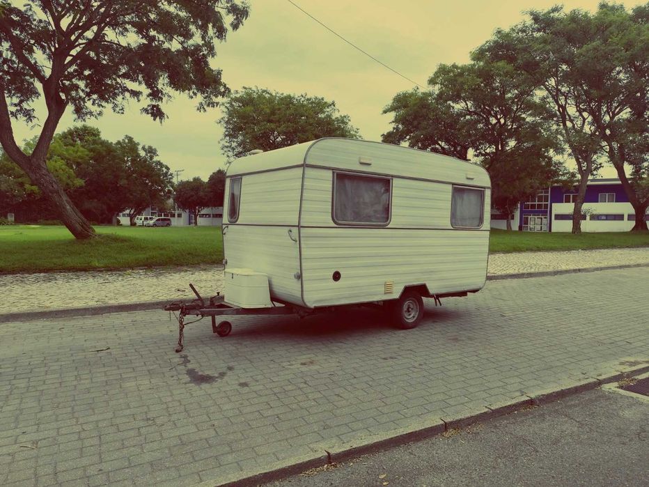Caravana com Documentos, WC e conduzível com carta de ligeiro.