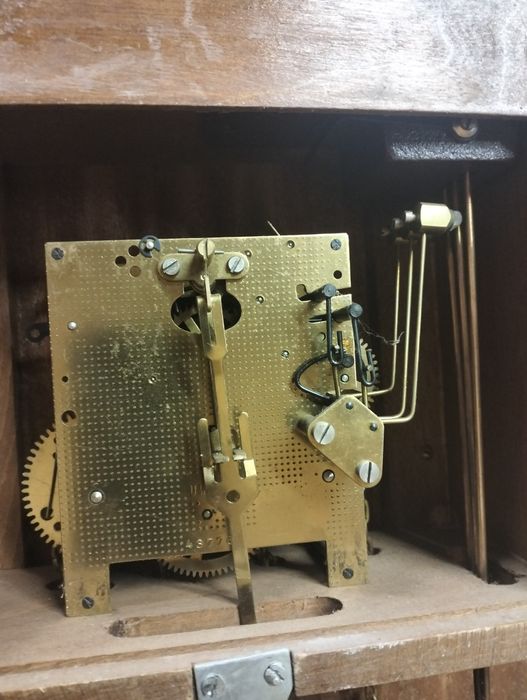 Stary mechaniczny zegar ścienny A33