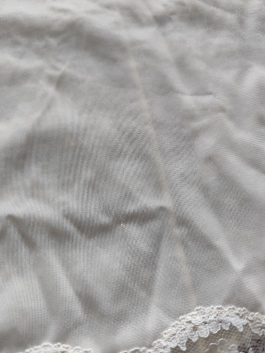 Halka z koronką do kolan na nieregulowane ramiączka rozm 44D. Triumph.