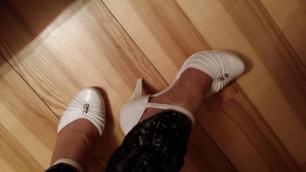 Sprzedam piękną białą satynową suknie ślubną rozm. 36-38