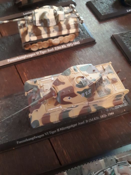 Kolekcja 27 modeli czołgów.