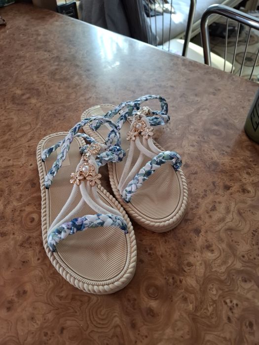 Sprzedam nowe buty rozmiar 39