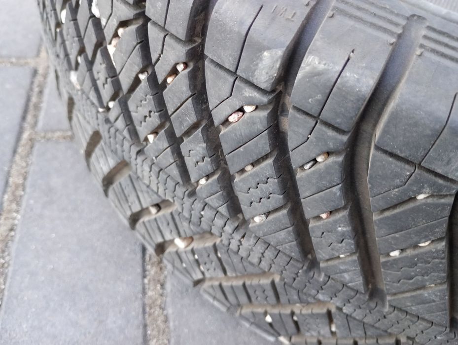 Opony 2 sztuki całoroczne bieżnikowane używane