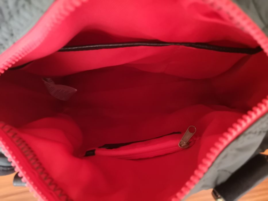 Mala Pepe Jeans em verde tropa com detalhes em vermelho