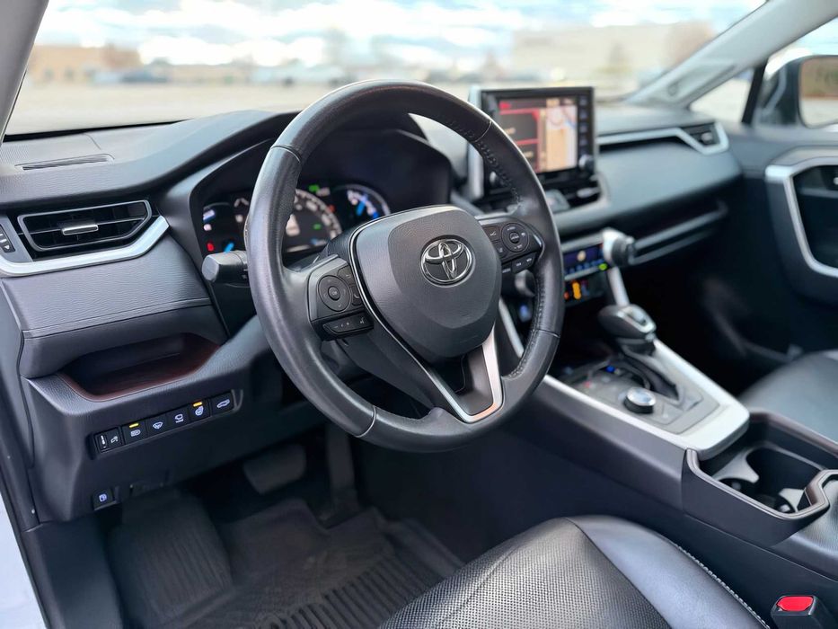 Toyota RAV4 Hybrid Limited      2019