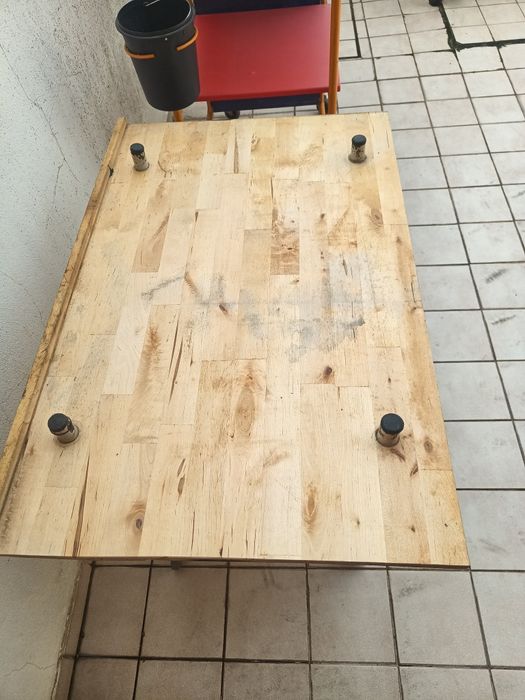 2 mesas apoio,  oferta 6 caixas arrumação e 4 cestos em ferro