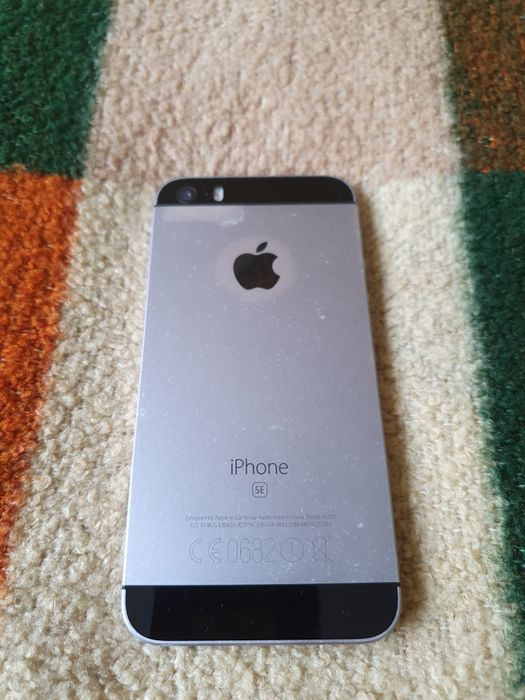 iPhone SE 64GB stan bardzo dobry.