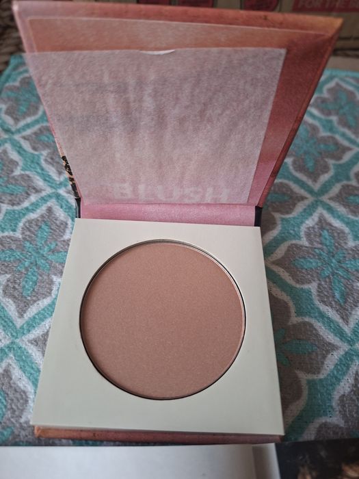 Avon Róż prasowany Natural Flush