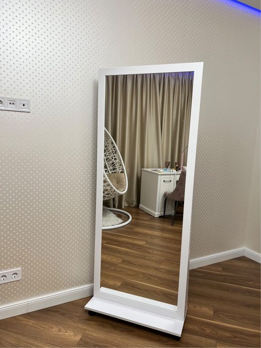 Дзеркало пересувне на колесах. Велике підлогове на колесиках