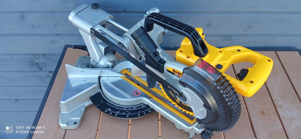 Piła Ukośnica z posuwem DeWalt 18v DCS365 185mm