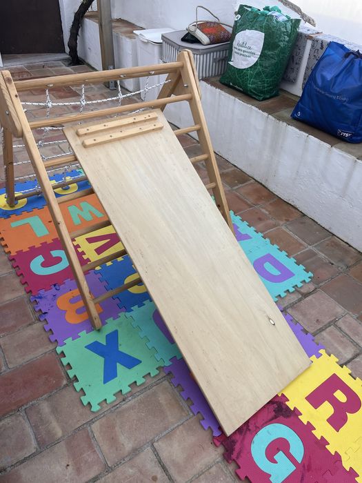 Torre de pikler de madeira