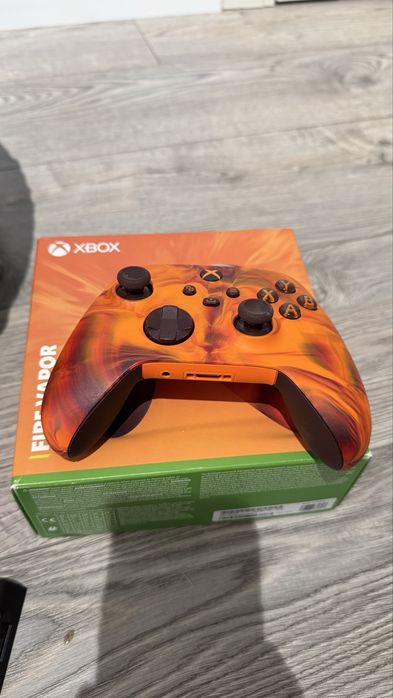 Комплект Xbox Series X 1TB + 2 геймпади (Fire Vapor) + Зарядна станція DOBE