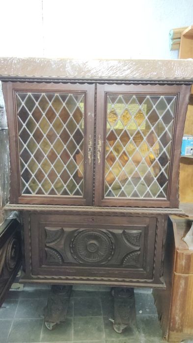 Moveis Antigos - Cristaleira e Mesa de escritório