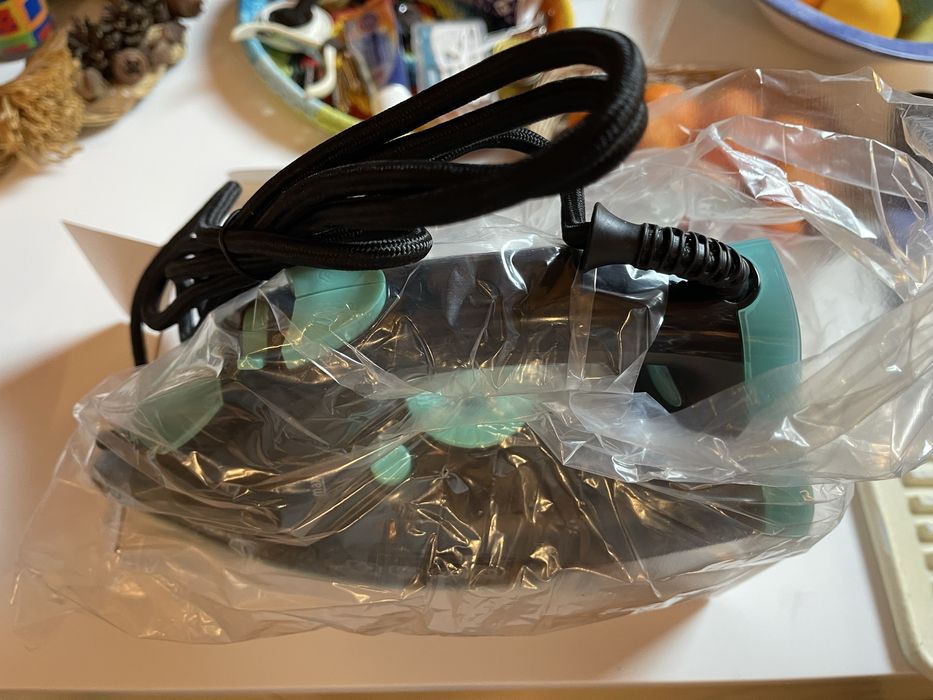 Ferro de engomar a vapor novo