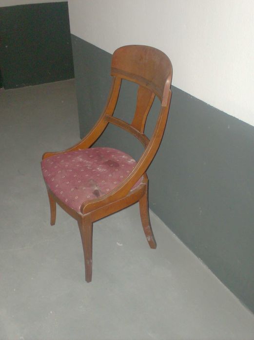 Cadeira antiga  .