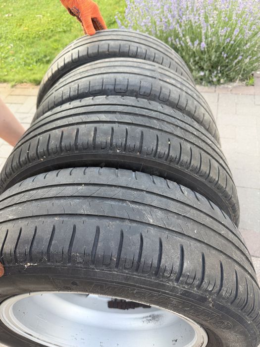 Диски  6Jx15H з шинами 195/65R15 на Toyota