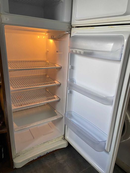 Frigorífico com pequena arca