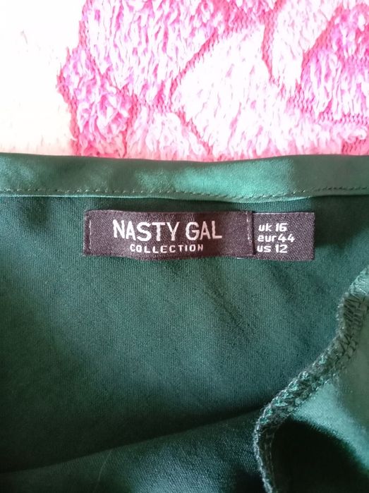 Вечірня сукня атласна