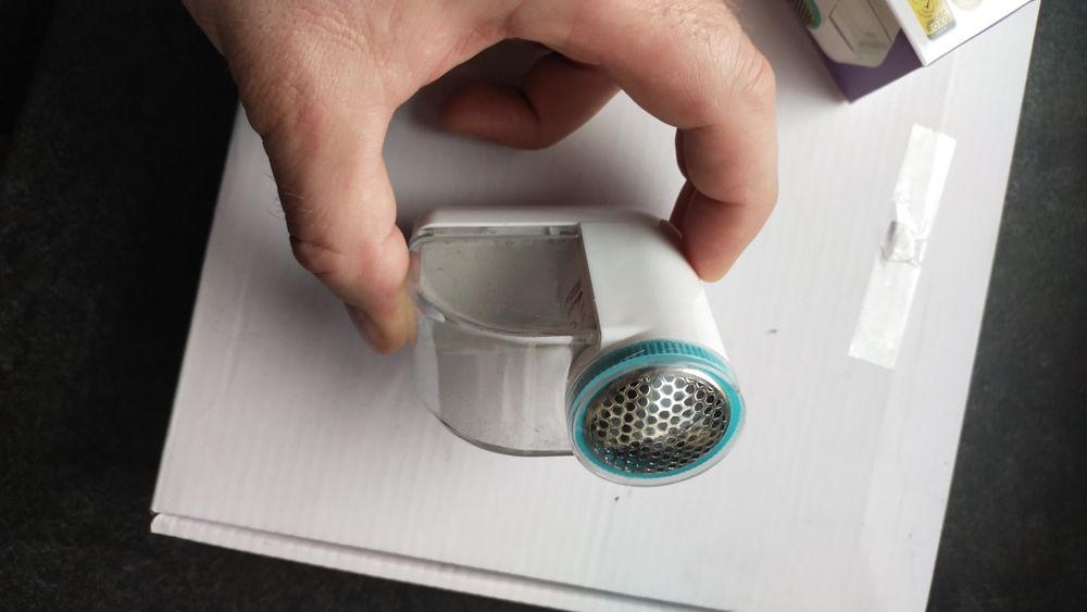 Turystyczna golarka do ubrań