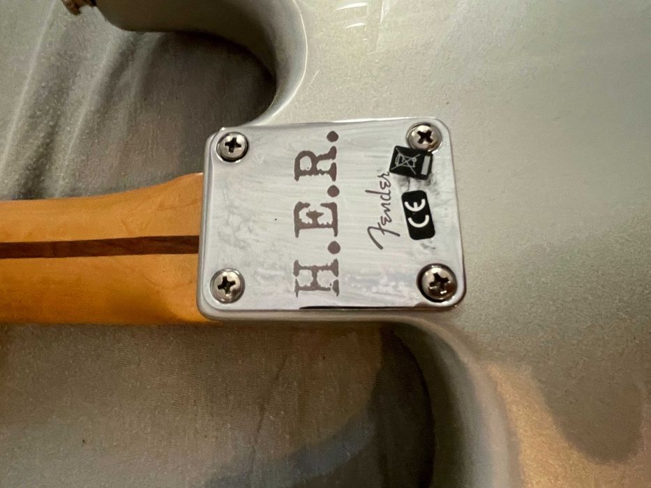 Gitara elektryczna Fender Artist H.E.R. Stratocaster MN CHRM GLW