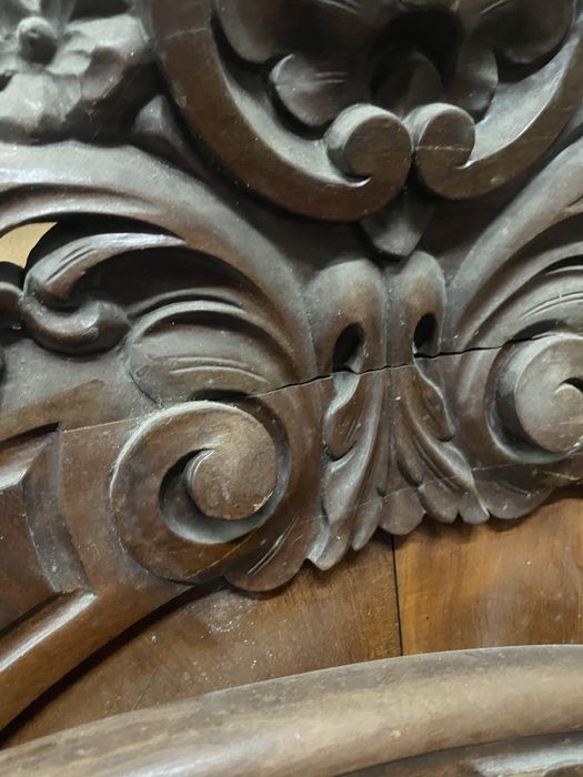 Cabeceira e pés de cama em madeira de raiz de nogueira.