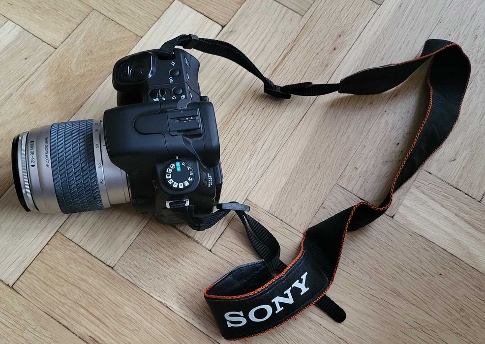 Aparatu Sony Alpha 300 z obiektywem
