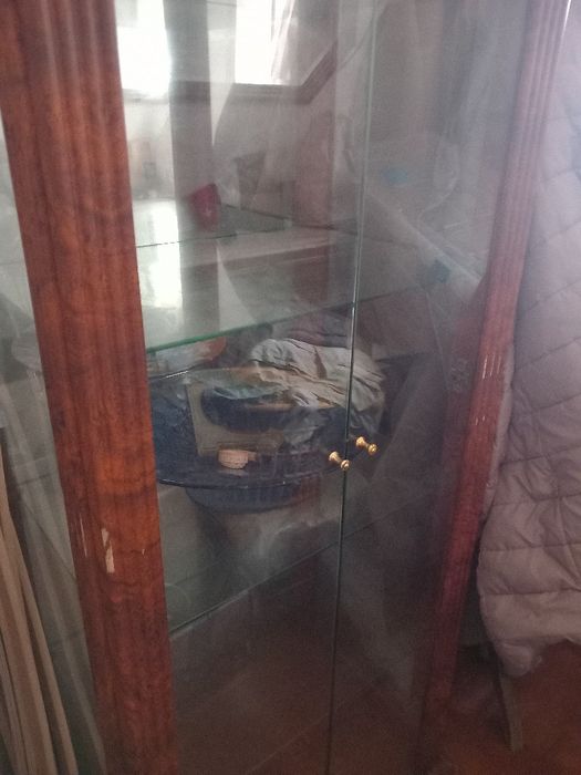 Vitrine em bom estado .