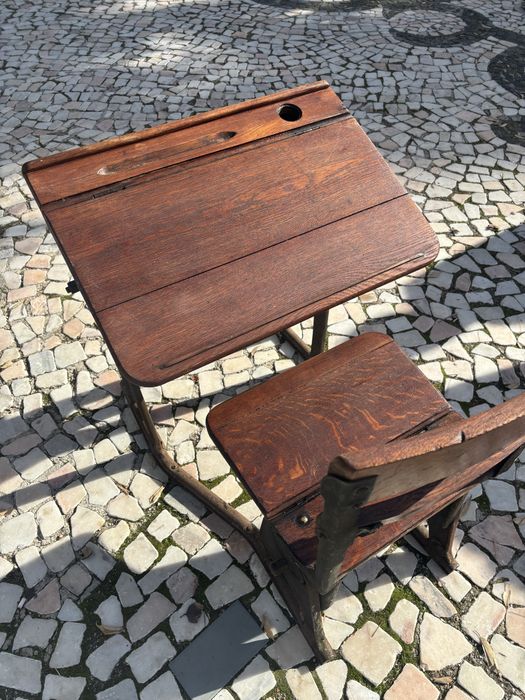 Cadeira de escola antiga