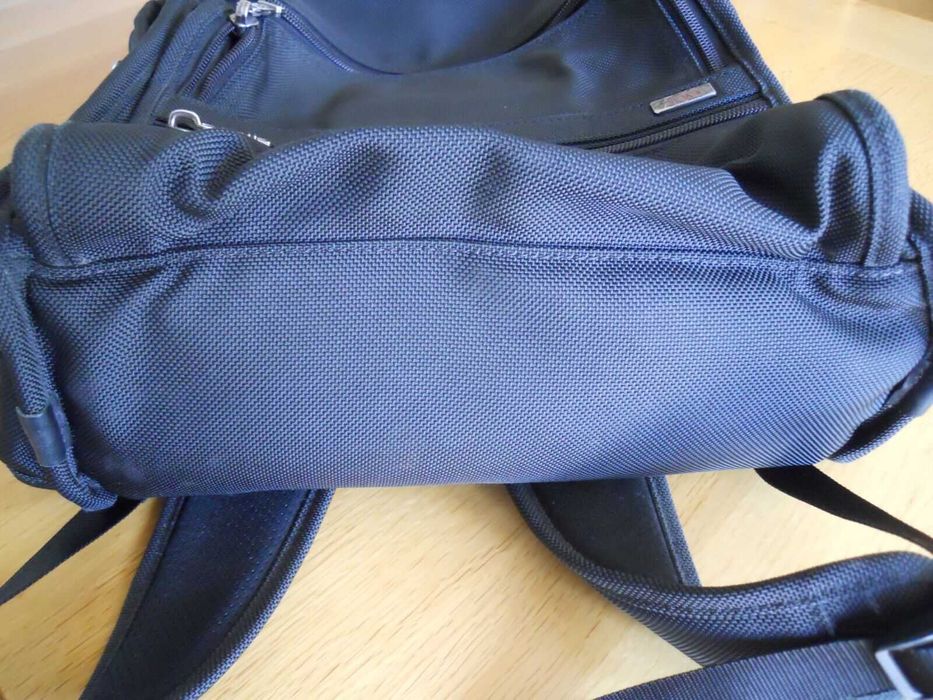 TUMI Mochila de nylon preta com compartimento para laptop, alças ajustáveis (26081D4)