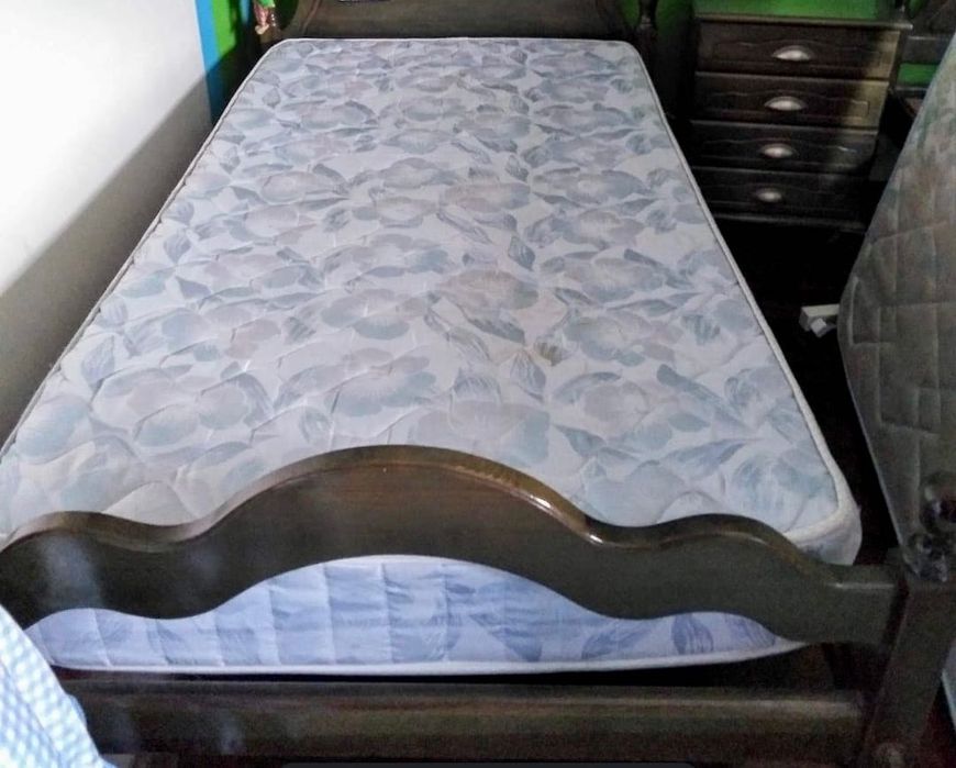 Cama individual com mesa de cabeceira