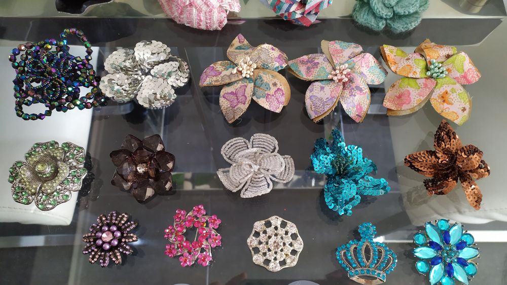 23 broches/alfinetes de peito novos