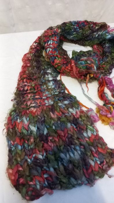 Cachecol unisexo malha colorida é pompons