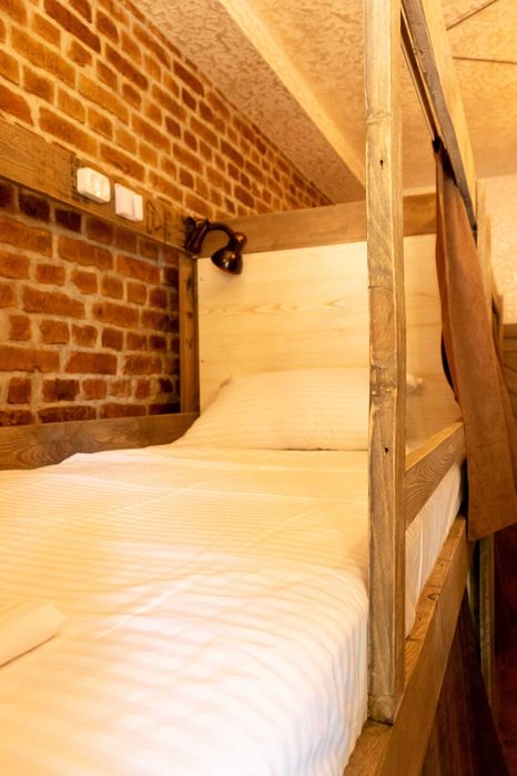 Спальне місце у хостелі у центрі міста