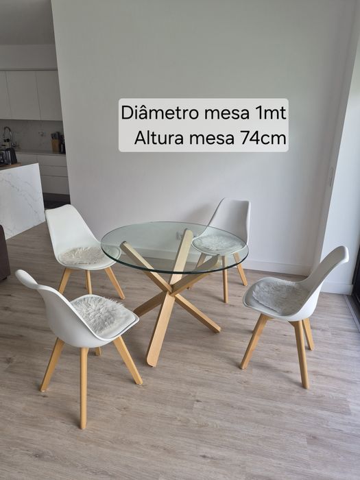Mesa de madeira com tampo de vidro + 4 cadeiras