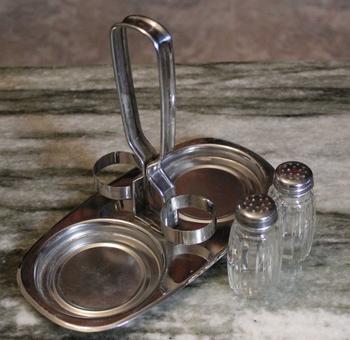 Galheteiro vintage em inox, com um design funcional e clássico.