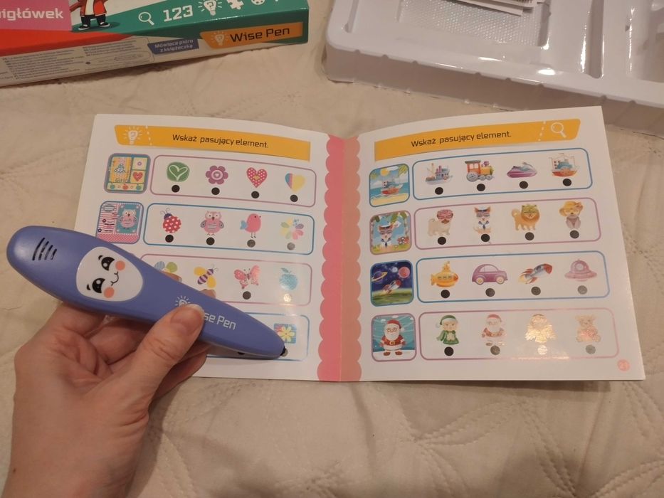 Książeczka z łamigłówkami i mówiące pióro