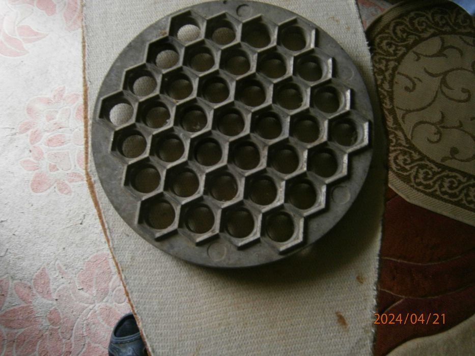 кровать односпальная.