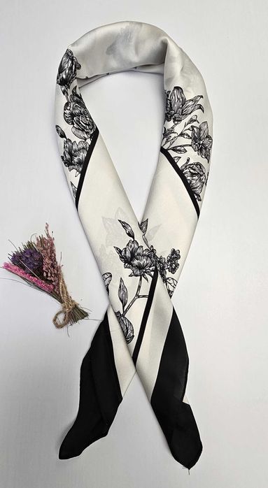 Czarno biała apaszka chusta na szyję w kwiaty z pszczółką